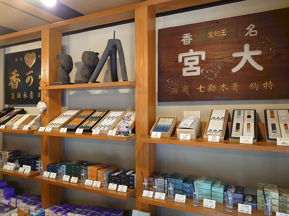 京都の各宗寺院御用達の青木玉初堂について